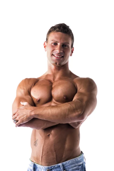 Le tröjlös muskulös ung man står med armarna korsade — Stockfoto