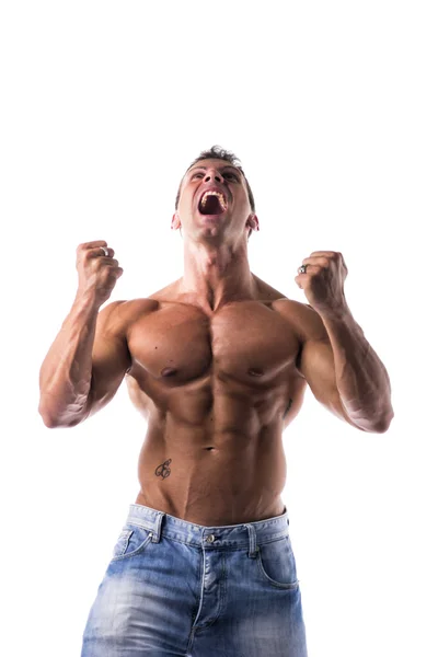 Succesvolle sexy gespierde shirtless man met vuisten verhoogd — Stockfoto