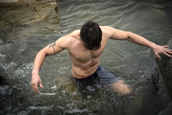 Stilig ung muskel man stående i vatten damm, naken — Stockfoto
