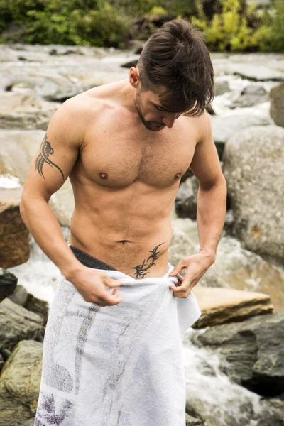 Guapo musculoso joven al aire libre usar sólo toallas —  Fotos de Stock