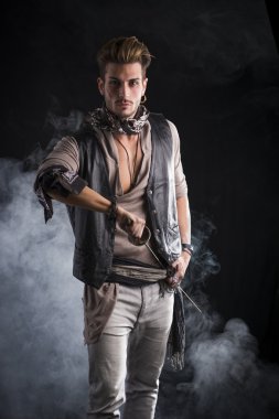 Korsan Kıyafeti Giyen Yakışıklı Genç Adam