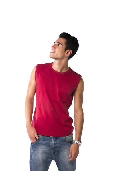 Ελκυστική ευτυχισμένη χαμογελαστός νεαρός άνδρας στο κόκκινο αμάνικο πουκάμισο κοιτώντας ψηλά — Φωτογραφία Αρχείου