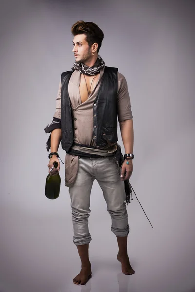 Выстрел всего тела хорошо выглядящего молодого человека в пиратском оборудовании моды — стоковое фото