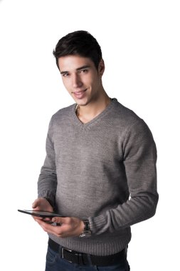 EBook okuyucu tutan gülümseyen genç adam