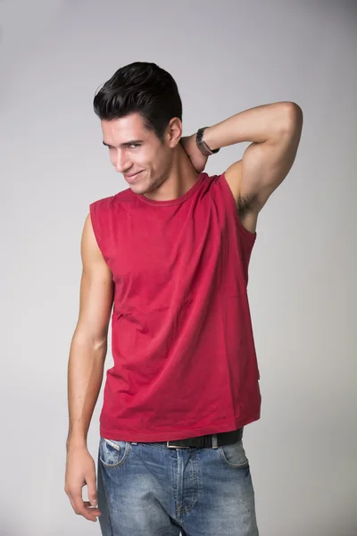 Homem sorridente posando em Blue Jeans e camisa fúcsia — Fotografia de Stock