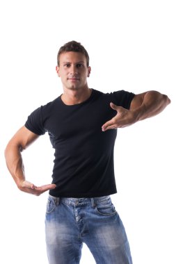 Kaslı adam benzersiz açık eller poz
