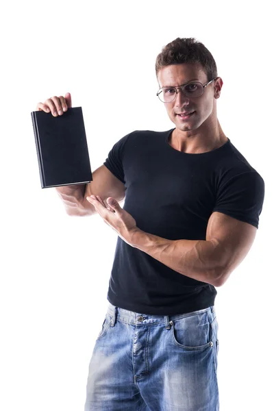 Sonriente a joven sosteniendo y muestra la portada del libro — Foto de Stock