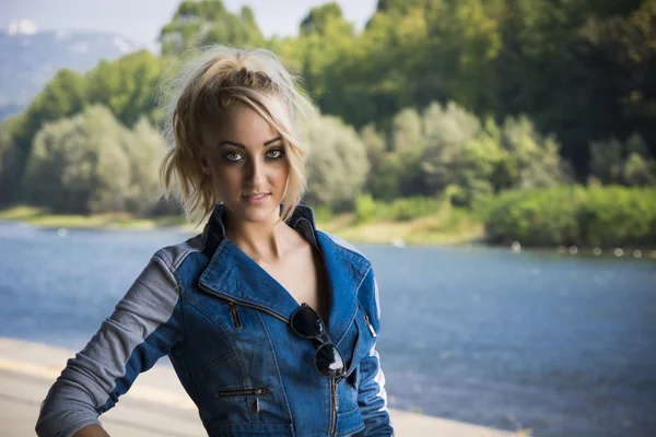 Jonge mooie blonde vrouw in Trendy Denim Fashion buiten — Stockfoto
