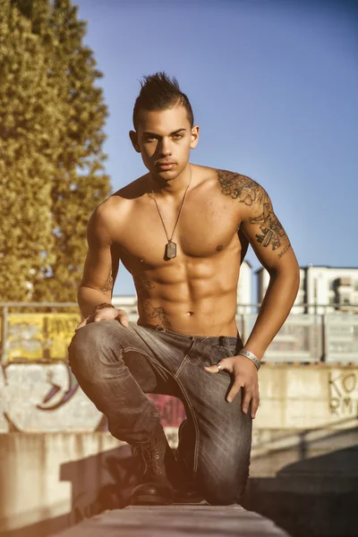 Handsome fit athletic shirtless young man in city setting — Stock Photo, Image