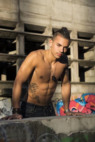 Handsome fit athletic shirtless young man in city setting — Stock Photo, Image