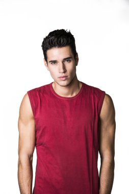 Kameraya bakarak beyaz izole emin yakışıklı genç