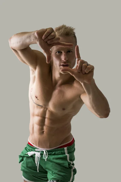 Pohledný blond svalové shirtless mladý muž dělá gesto rám — Stock fotografie