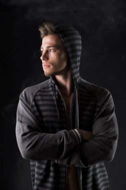 Karanlık hoodie yakışıklı sert genç adam portresi