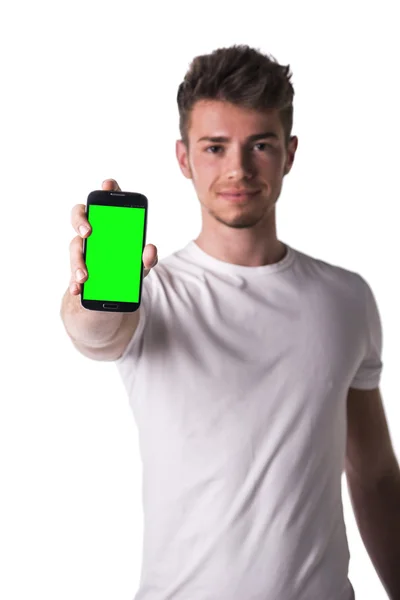 Attraente giovane uomo o adolescente mostrando di schermo del telefono cellulare — Foto Stock