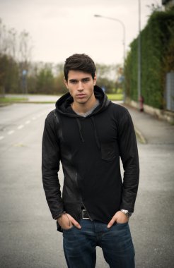 Siyah hoodie kazaklı sokakta açık yakışıklı genç