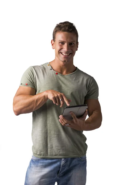 Lachende jonge man houden eBooklezer en kijken naar camera, permanent — Stockfoto