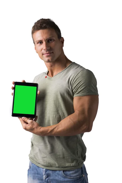 Улыбчивый молодой человек держащийся и показывающий читатель электронной книги — стоковое фото