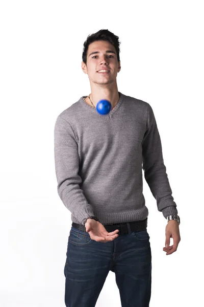 Gelukkig jonge man spelen met kleine rubberen bal met smiley — Stockfoto