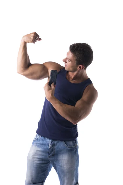 Fuerte hombre musculoso flexionar sus músculos del brazo —  Fotos de Stock