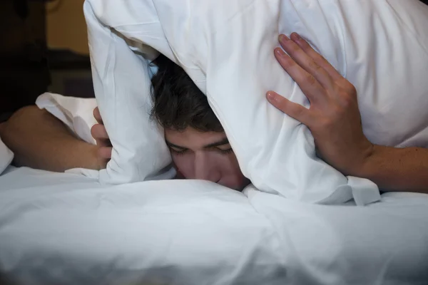 不眠症枕で彼の頭をカバー — ストック写真