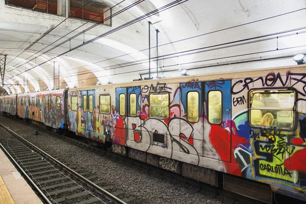Színes graffitik a cső vonattal — Stock Fotó