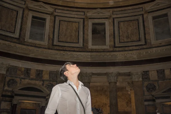 Roma'da yakışıklı genç turizm — Stok fotoğraf