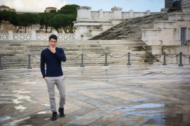 Yakışıklı genç Roma Vittoriano'ya Anıtı önünde