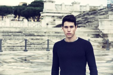 Yakışıklı genç Roma Vittoriano'ya Anıtı önünde