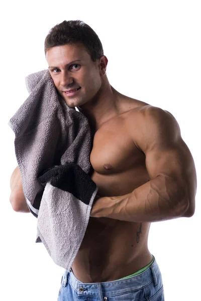 Hunky mannelijk model drogen zichzelf met een grijze handdoek, geïsoleerd — Stockfoto