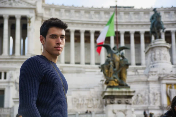Όμορφος νεαρός άνδρας στη Ρώμη μπροστά από το μνημείο Vittoriano — Φωτογραφία Αρχείου