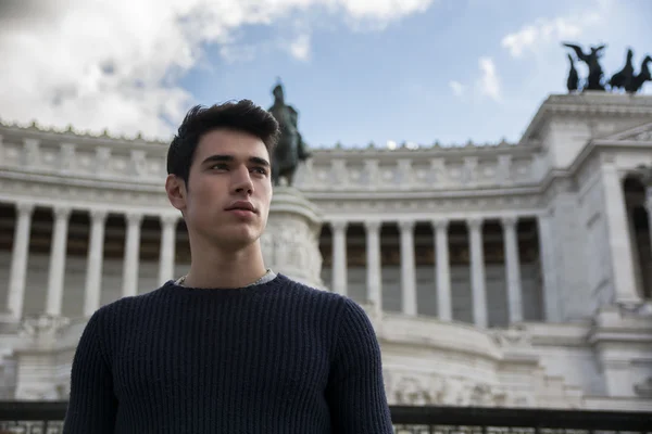 Handsome young man in Rome in front of Vittoriano monument — Stock Photo, Image