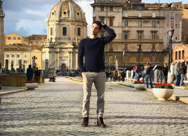 Hombre joven en Roma de pie delante de Santa María di Loreto iglesia — Foto de Stock