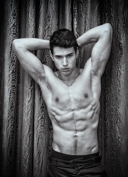 Gut aussehend nackter Oberkörper muskulöse junge Mann, Blick in die Kamera — Stockfoto