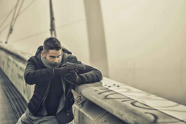 Detective of gangster of politieagent die gericht zijn een pistool — Stockfoto