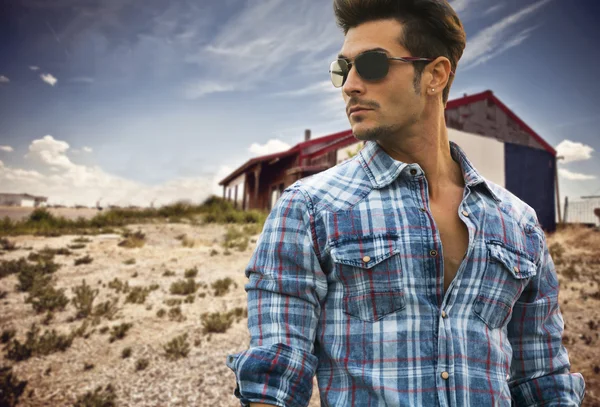 Handsome fashionable man outdoor in sunglasses — Stock Photo, Image