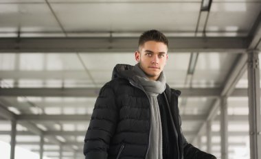 Kentsel çevre tünelde altında çekici genç adam