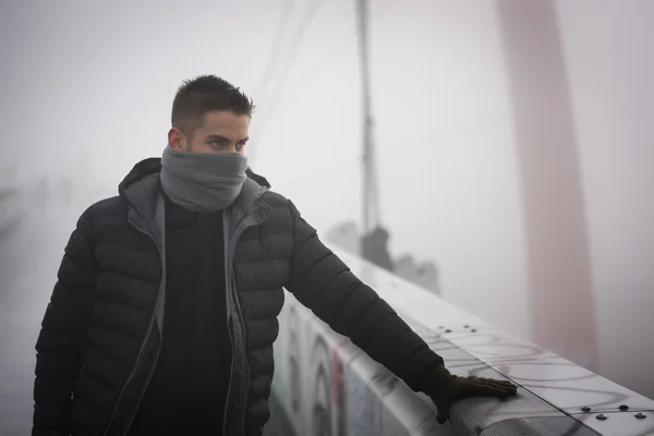 Hombre de moda de invierno al aire libre con bufanda ocultando su rostro —  Fotos de Stock