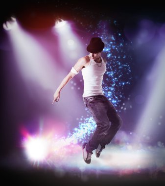 Adam bir şapka hip hop bir sahnede dans