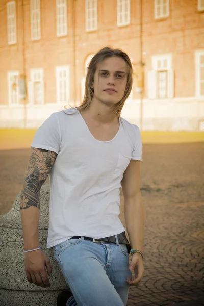 Hombre cabello largo guapo en camiseta blanca — Foto de Stock