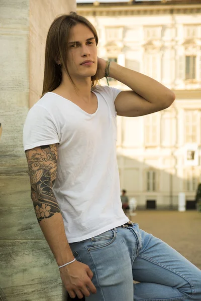 Szép hosszú hajú férfi fehér ing — Stock Fotó