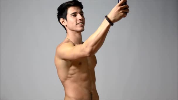 Gömleksiz genç adam alarak selfie — Stok video