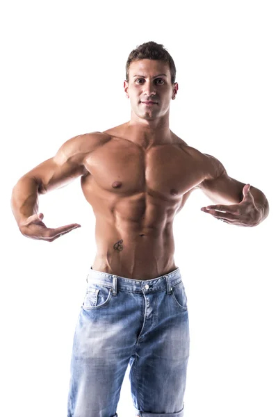 自信を持ってのトップレス筋肉質の男 — ストック写真