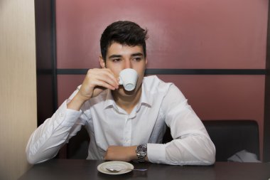 Bir fincan kahve Cafe sahip yakışıklı vurguladı