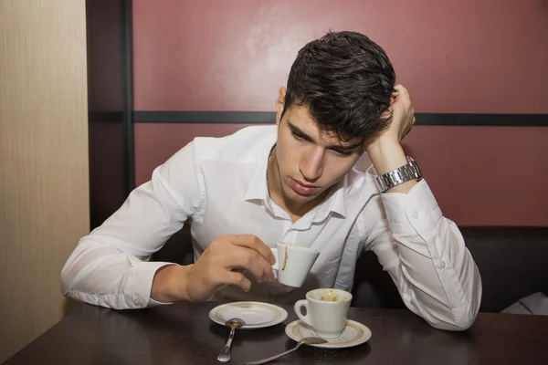 强调英俊的男人喝一杯咖啡，咖啡厅 — 图库照片
