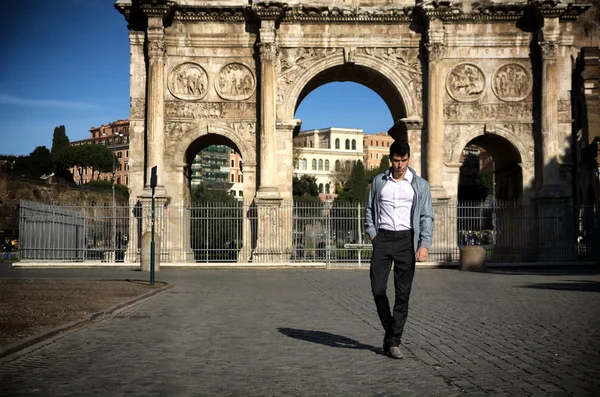 Mann vor Arco di Costantino, Rom — Stockfoto