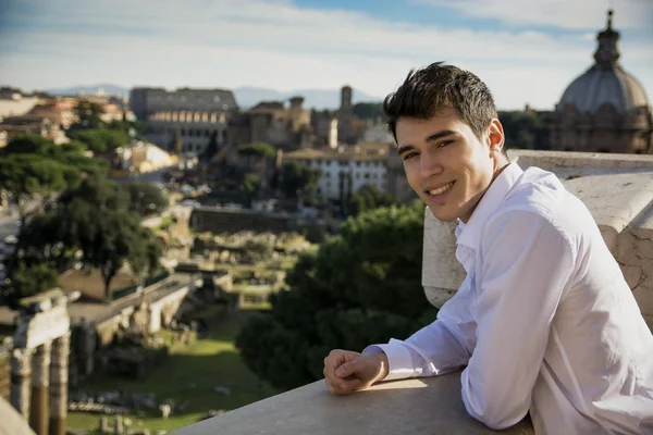 Hombre mirando la vista al aire libre en Roma — Foto de Stock