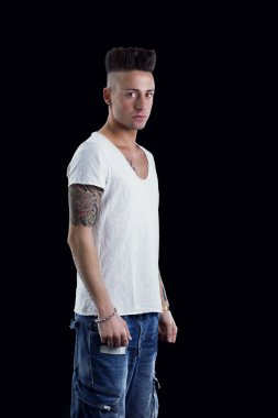 Çekici trendy genç adam