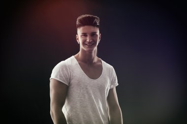 Çekici trendy genç adam