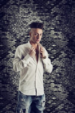Metalik arka plan üzerinde duran adam