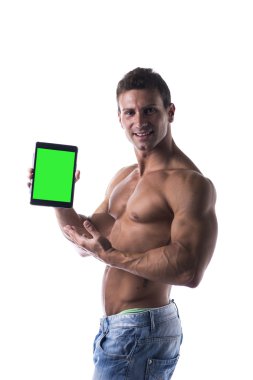 Erkek bodybuiler holding eBook okuyucu veya tablet Pc